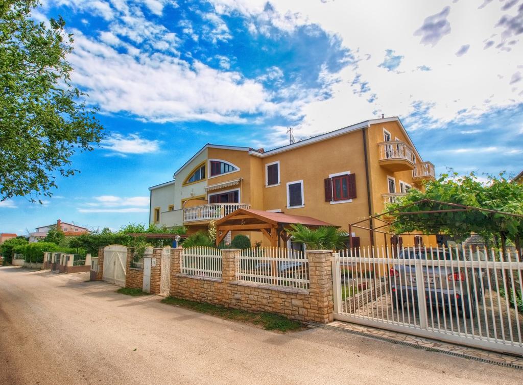 Apartments Joko 1160 Пула Екстериор снимка